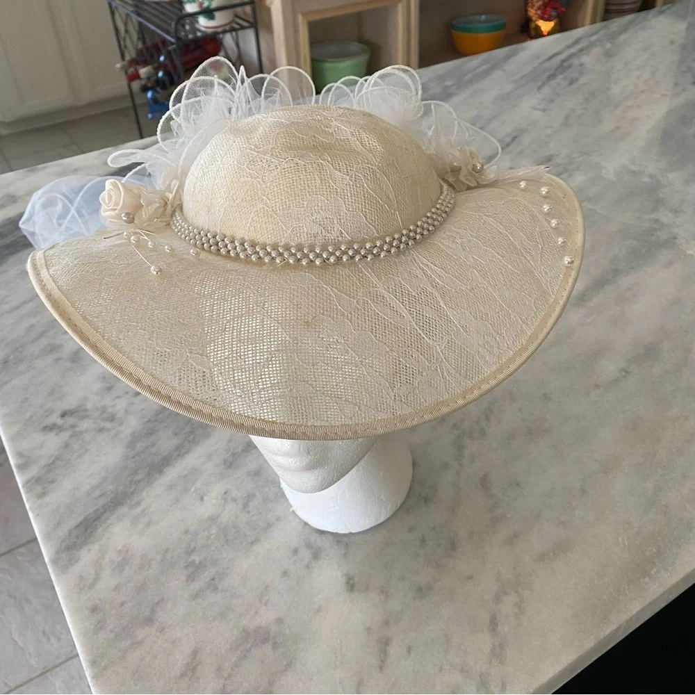 Vintage Wedding Veil Hat  Bride Lace Tulle Vail Cream pearls Roses